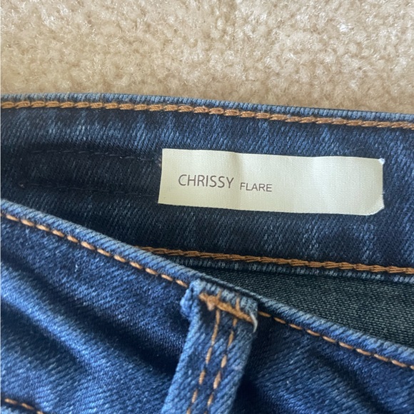 Kut from the Kloth Chrissy flare jeans. Women size 6. - Picture 5 of 15